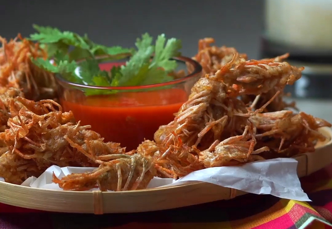 Phía dưới phần bình luận, nhiều thành viên khác cũng thi nhau khoe ảnh ăn đầu tôm của mình.