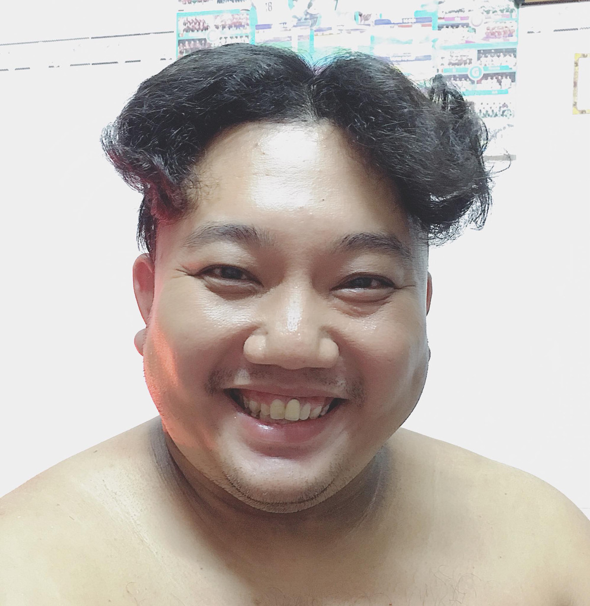 Trong cuộc sống hiện tại, rất nhiều đàn ông trở thành "trò mua vui" cho vợ, cùng với sự "sáng tạo vô bờ bến" của các chị vợ thì những "trò vui" cũng rất đa dạng và phong phú. Gần đây nhất, một cô vợ "quái đản" đã lôi chồng ra làm người mẫu tóc gây sốt MXH.