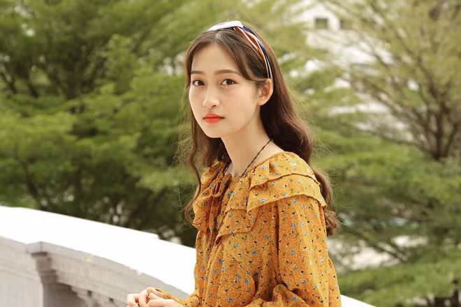 San đam mê âm nhạc từ nhỏ, thường tham gia CLB văn nghệ khi còn học cấp 3. Sau khi gặp 1 số người bạn yêu âm nhạc thì cô bạn này đã cùng họ cho ra đời những sản phẩm cover đình đám trên MXH.