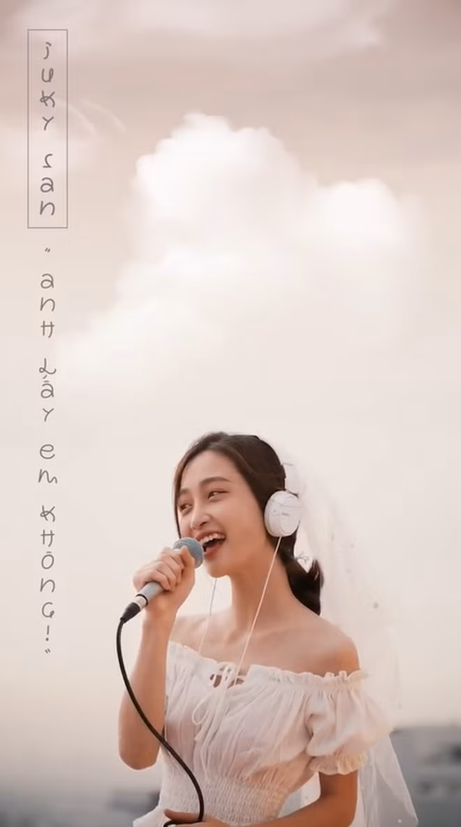 San tên đầy đủ là Trần Dung sinh năm 1998 và đang là sinh viên tại ĐH Hồng Bàng (Sài Gòn) và Cao đẳng Quân Y 2. Bên cạnh công việc học, cô nàng này cũng làm phụ tá tại một phòng khám y khoa.