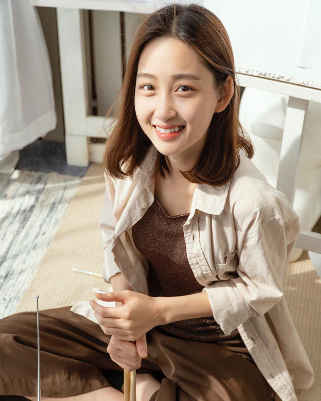 Thời gian qua, San được chú ý trên MXH bằng những clip cover các ca khúc như "Cầu hôn", "Em dạo này", "Yêu em dại khờ". Điều đáng chú ý, hot girl 9X này không hề được học và gia đình cô bạn cũng không có truyền thống về âm nhạc