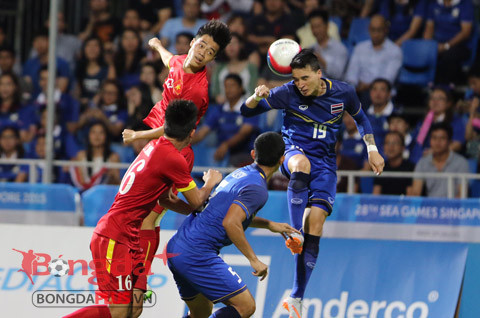 Dù rất cố gắng nhưng U23 Việt Nam chưa tạo được nhiều cơ hội ăn bàn về khung thành U23 Thái Lan.