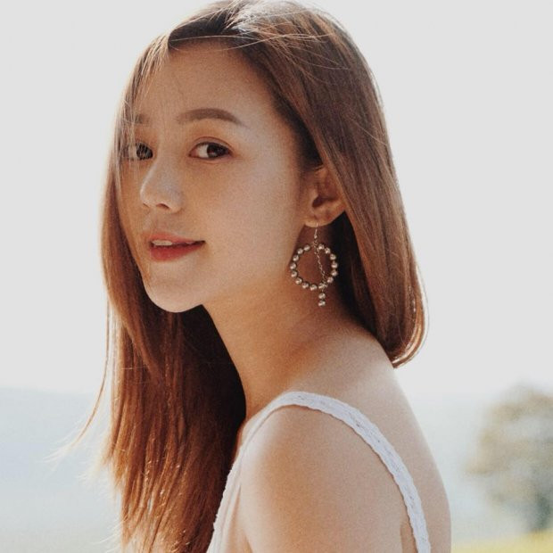 Quỳnh Kool tên thật là Nguyễn Thị Quỳnh (sinh năm 1995, quê Thái Bình). Cô đang theo học tại trường Đại học Sân khấu Điện ảnh Hà Nội.