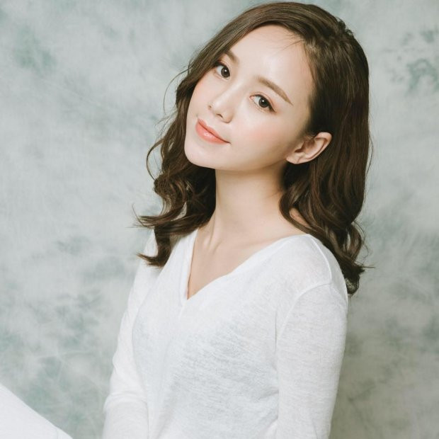 Trước đó, cô nổi tiếng khi tham gia trong MV “Vợ người ta” của nam ca sĩ Phan Mạnh Quỳnh.