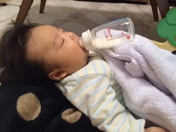 Ngay cả khi ăn sữa, các nhóc cũng có thể nằm ngon giấc mà miệng vẫn tiếp được thực phẩm.