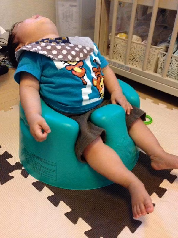 Dù đang làm gì hay ở đâu, các bé cũng vô tư thả hồn mình vào giấc ngủ.