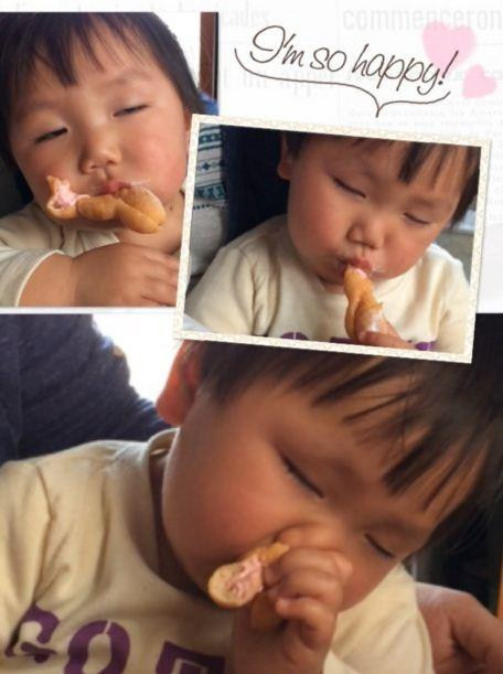 Với mọi người mũi dùng để thở, thế nhưng khi con buồn ngủ tới, cậu bé này đã biến chiếc mũi của mình thay thế chức năng của cái miệng.