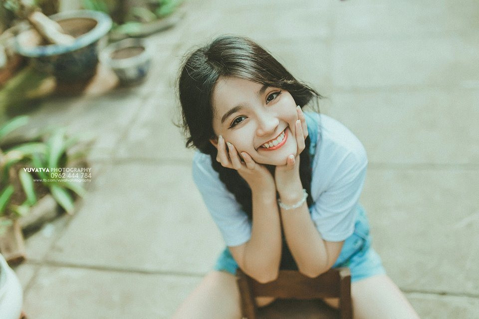 Qua thời gian hoạt động nghệ thuật, Tường Vân càng được nhiều người biết đến. Trên trang cá nhân của mình, nữ sinh 9X ĐH Luật TP HCM này có đến 150 nghìn lượt người theo dõi. Nhìn Tường Vân, ai cũng bị "hút hồn" bởi gương mặt thanh tú và nụ cười như nắng mai của nữ sinh 9X trường ĐH Luật TP HCM.