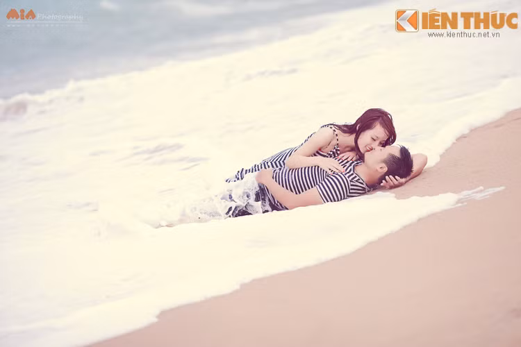 Quen nhau từ bạn của bạn, mọi chuyện bắt đầu từ việc tình cờ anh bạn đó nghịch ngợm kiểu gì lại gửi hết list friend cho tất cả các bạn trong friend list mạng chat Yahoo! “Hồi đó em học lớp 10, mới biết chat nên cứ add friend loạn hết cả lên và trong đó có anh, với nickname dễ thương chimchich_goi_daibang” – Ly nói. Cô bé “bonmat_xinhxinh” cũng lọt vào tầm ngắm của Thịnh.