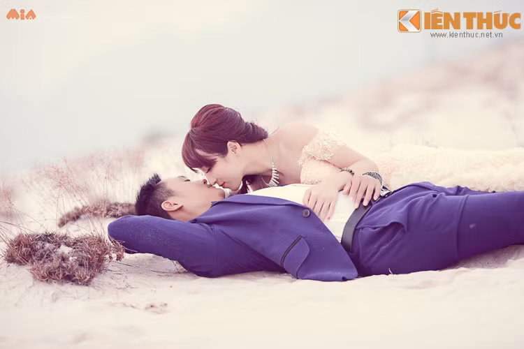 Cảnh tình tứ của Miêu và Sói trên bãi cát trắng khiến nhiều người phải ghen tị.