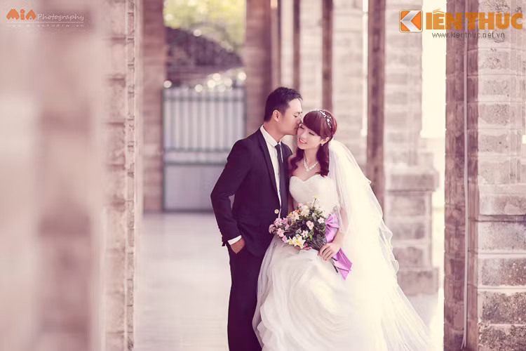 “Ngày đó tụi em xưng hô hồn nhiên lắm, cứ “anh” với”ku” như con nít quen anh lớn không bằng”. Mỗi lần tan học giữa ca, chỉ thích ra quán net chat chit, còn anh Thịnh nhà có quán net, thích lúc nào là ngồi lúc ấy, gặp nhau thì lại chat Yahoo, không gặp thì để lại lời nhắn, cứ nhìn thấy tin nhắn của nhau là vui vui là. Tình cảm cứ dần nảy nở từ khi nào, cả hai đều không biết.