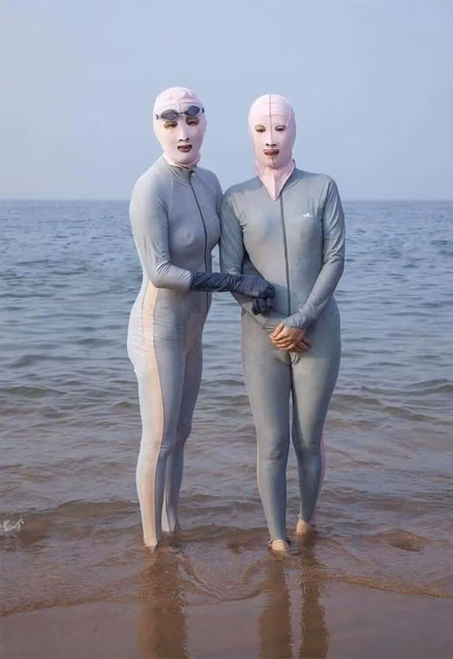 Nhiều dân mạng sau khi ngắm nhìn bộ thời trang kín mít đi biển này là liên tưởng ngay đến những "Ninja Lead" đang ngày ngày xuất hiện ở đường phố Hà Nội.