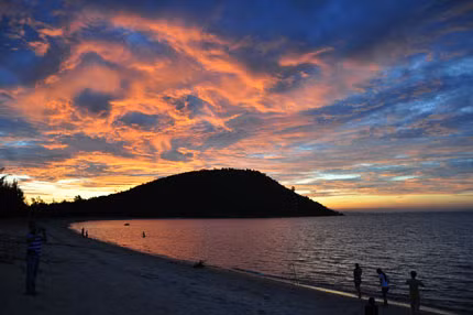 Ở bãi giữa này, bạn có thể cắm trại qua đêm. Hãy đi đến cuối làng, ngay cổng làng, tại đó có một vùng đất trống du khách có thể tha hồ cắm trại đốt lửa, nhưng nhớ đừng quá ồn ào. Bạn có thể ra gần mũi Isabella gần đó để bắt cua ốc các loại.