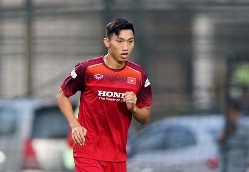 Để gia cố chắc chắn cho bộ 3 trung vệ, nhiều khả năng HLV Park Hang-seo sẽ để Văn Hậu xuất phát ở cạnh Thành Chung.