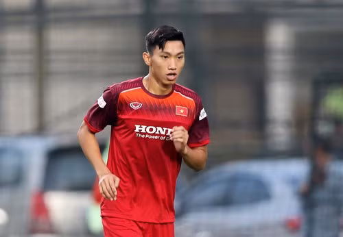Để gia cố chắc chắn cho bộ 3 trung vệ, nhiều khả năng HLV Park Hang-seo sẽ để Văn Hậu xuất phát ở cạnh Thành Chung.