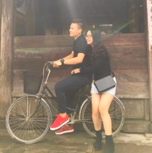 Quang Hải và Nhật Lê không ngại công khai chuyện tình cảm trên mạng xã hội. Tiền vệ của đội tuyển Hà Nội FC còn thường xuyên gửi lời mùi mẫn đến bạn gái trên trang cá nhân. Nhật Lê cũng chăm chỉ đến sân cỏ, cổ vũ bạn trai thi đấu.