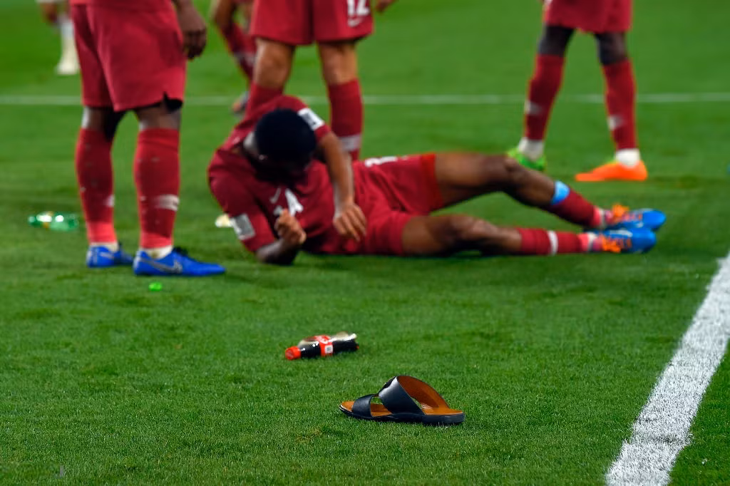 Hình ảnh rất xấu xí trong trận đấu ở cúp châu lục. Qatar và UAE có mâu thuẫn sâu sắc. UAE nằm trong 4 nước cắt đứt quan hệ ngoại giao với Qatar.