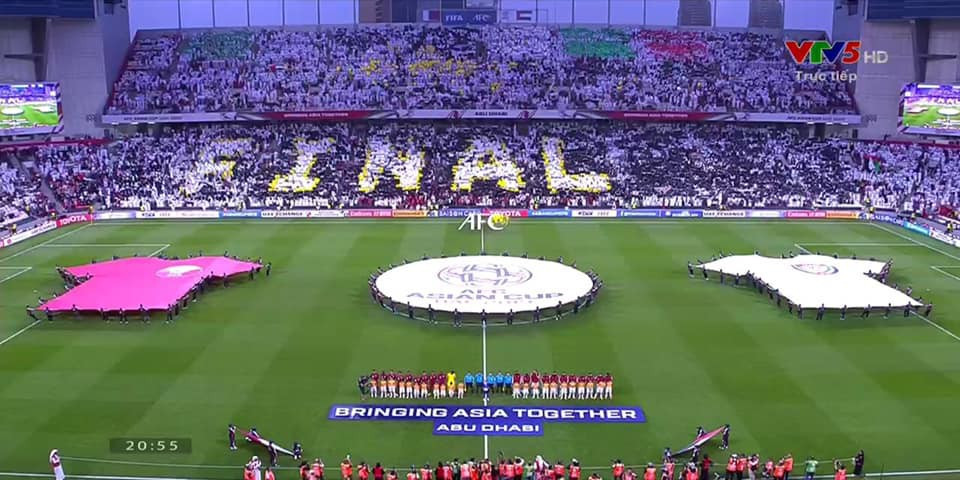 CĐV UAE tự tin đến mức xếp chữ "chung kết". Hóa ra, đây lại là trận đấu cuối cùng của họ.