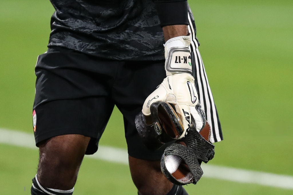 Nhiều CĐV UAE đã không giữ được bình tĩnh ném vật thể lạ xuống sân khiến trận đấu nhiều lúc đã phải gián đoạn.