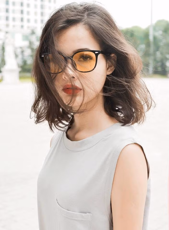 Cách đây chưa lâu trên mạng xã hội, những bức ảnh của " bông hồng lai" Việt - Pháp có tên Marie-Linh Gastel đã khiến dân mạng một phen "chao đảo". Đặc biệt là khi cô bạn 9X này nở nụ cười được nhiều người gọi là có "ma lực". Ảnh trong bài: Facebook nhân vật.