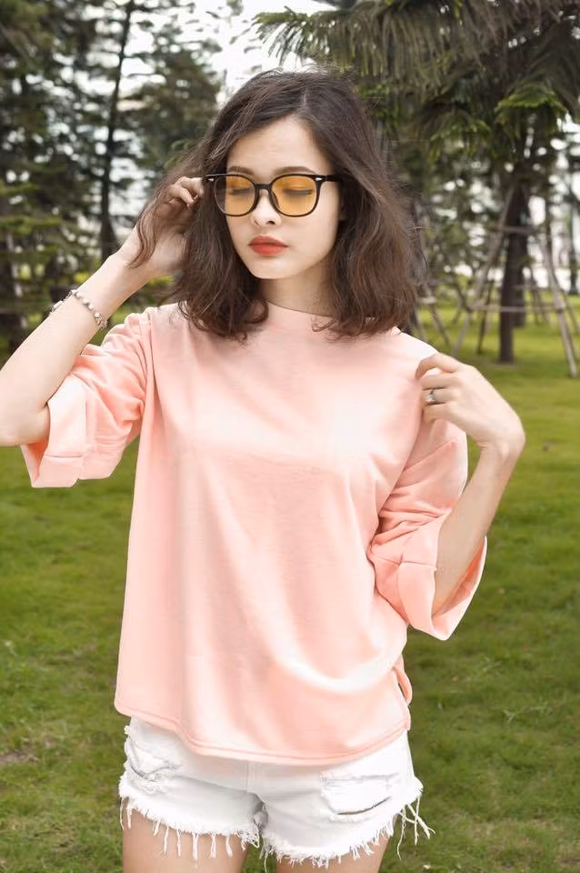 Marie-Linh Gastel (SN 1999) có mẹ là người Việt và bố là người Pháp, cô gái này được sinh ra tại Pháp nhưng cũng đã có thời gian sống tại Việt Nam. Hiện đang nay cô nàng 9X này đang là du học sinh tại ĐH McGill University - Canada.