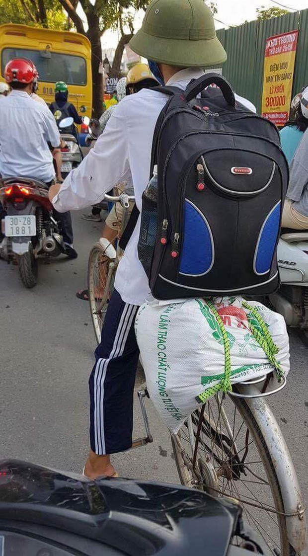 Xuc dong hinh anh nam ngheo tui to tui nho, dap xe len pho nhap hoc