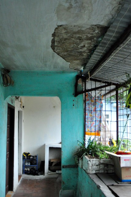 Trần hành lang khu nhà cũng bị nước ngấm dột gây bong tróc ở nhiều nơi.