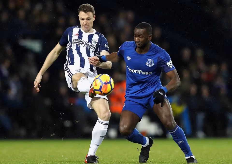 Sau khi Van Dijk đầu quân Liverpool, Man City đã chuyển hướng tập trung sang hai trung vệ khác là Jonny Evans và Inigo Martinez.