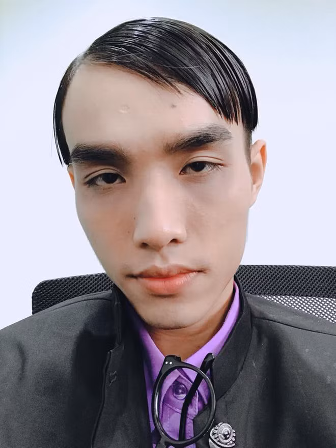 Củ Tỏi tên thật là Nguyễn Tiến Dũng. Cũng giống như Trang Hý, anh chàng được biết đến qua một clip hát lại ca khúc chế "Con người ta".