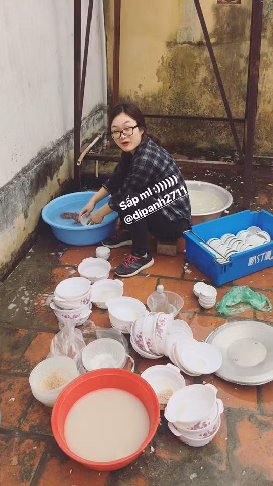 Chứng kiến cảnh này nickname Bình An tâm sự: "Chính mình cũng từng rơi vào hoàn cảnh này. Mỗi lần nhà có việc như giỗ hay cỗ bàn gì đó, việc mình tất bật chuẩn bị thức ăn, lên mâm rồi cũng chính mình rửa núi bát đũa là điều ác mộng. Ngồi hàng giờ với đống bát đũa bẩn. Nản nhất là khi càng rửa thì lại càng nhiều vì mọi người bắt đầu dọn ra tiếp".
