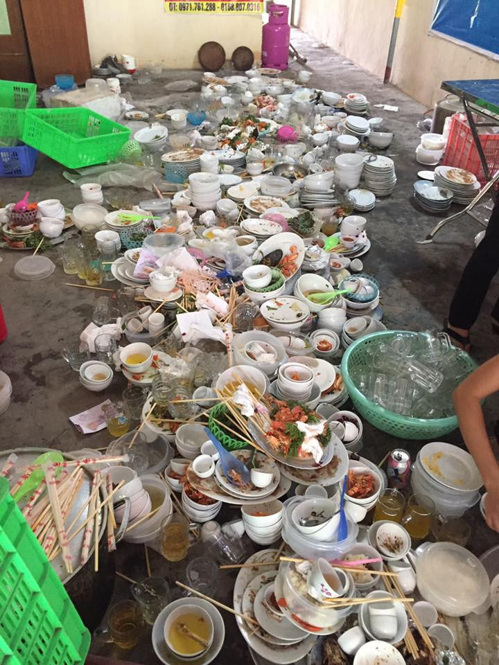 Những bức ảnh hội chị em rửa bát với độ cao ngất ngưởng khiến dân mạng không khỏi xót xa. Nhiều người còn cho rằng đây là một sự bất công lớn lao với người phụ nữ và một mình họ phải gánh nhiệm vụ này quả nặng nề.