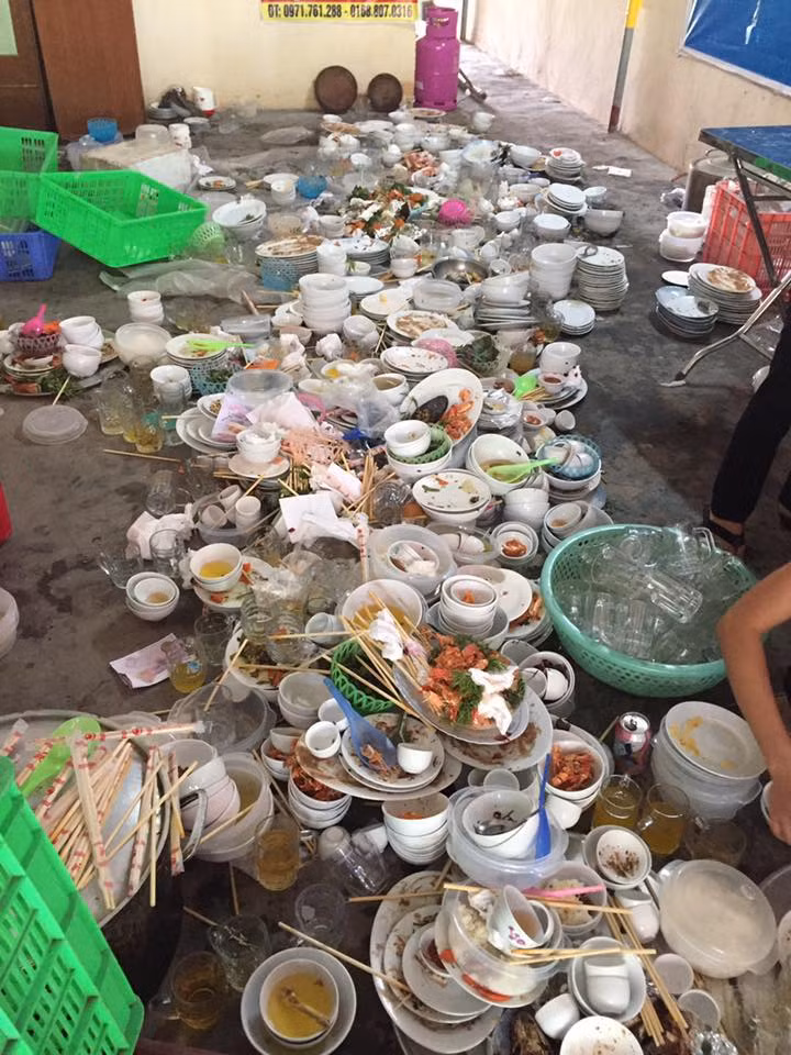 Những bức ảnh hội chị em rửa bát với độ cao ngất ngưởng khiến dân mạng không khỏi xót xa. Nhiều người còn cho rằng đây là một sự bất công lớn lao với người phụ nữ và một mình họ phải gánh nhiệm vụ này quả nặng nề.