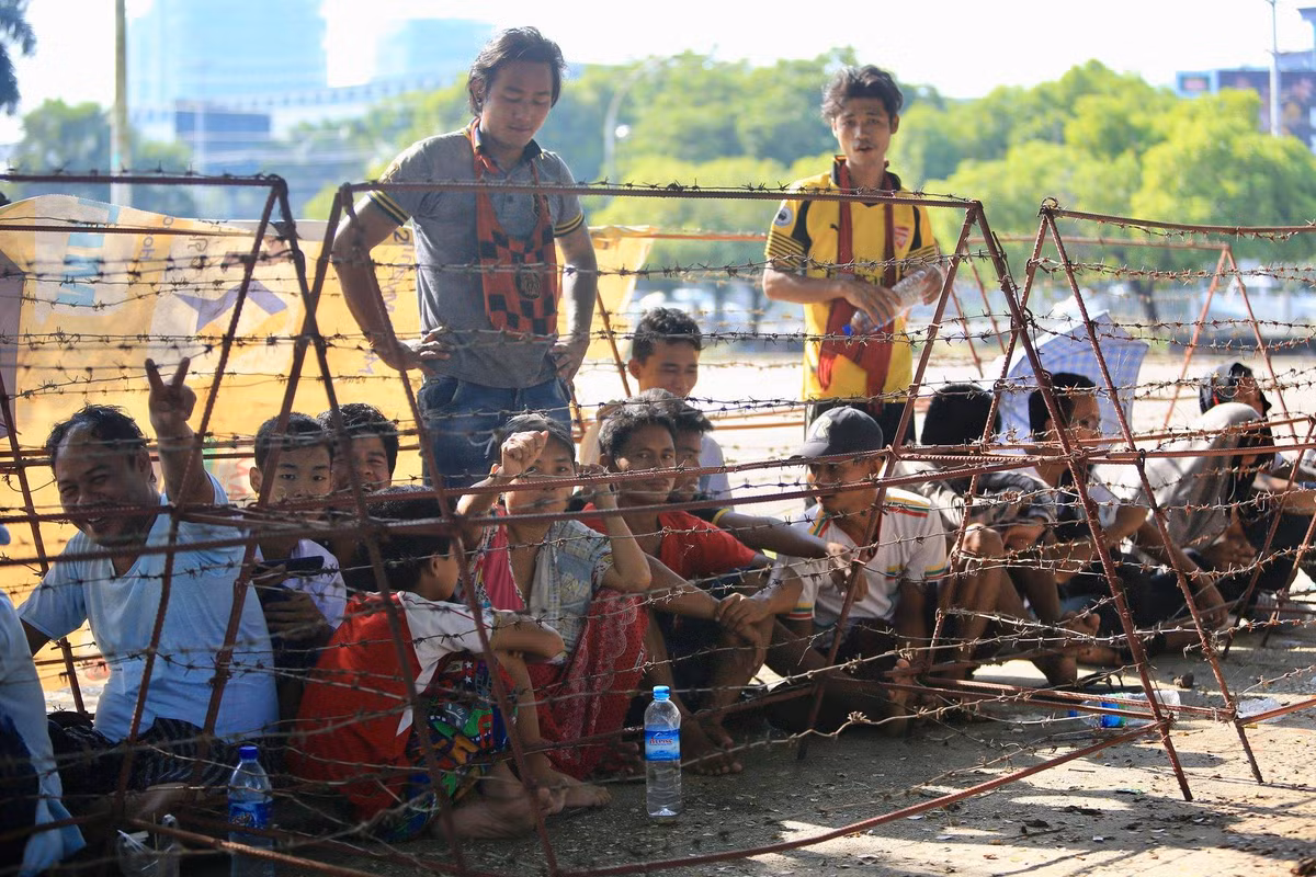 Mỗi người xếp hàng được mua 2 vé để xem trận đấu giữa ĐT Việt Nam và Myanmar tại AFF Cup 2018.