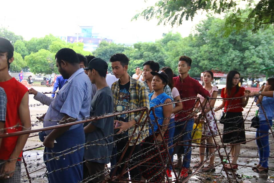Ngay khi mở bán vé, đã có hàng nghìn cổ động viên Myanmar xếp hàng mua vé.