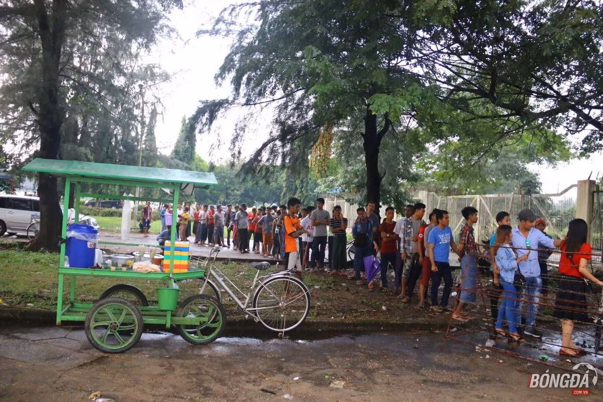 Các CĐV Myanmar xếp hàng trong trật tự.