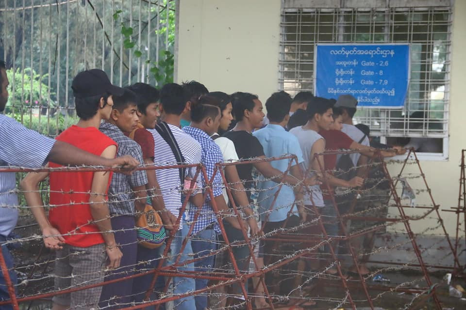 Vé xem trận đấu giữa Việt Nam và Myanmar sẽ được bán trực tiếp tại 3 địa điểm: sân vận động Aung San, sân Padomar và sân Thuwunna.