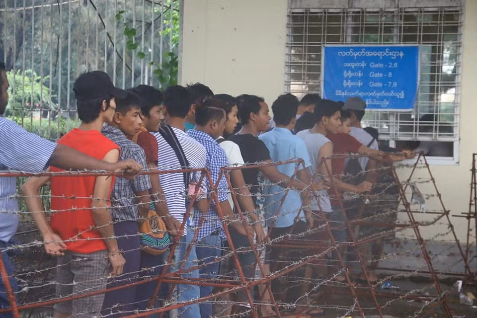 Vé xem trận đấu giữa Việt Nam và Myanmar sẽ được bán trực tiếp tại 3 địa điểm: sân vận động Aung San, sân Padomar và sân Thuwunna.