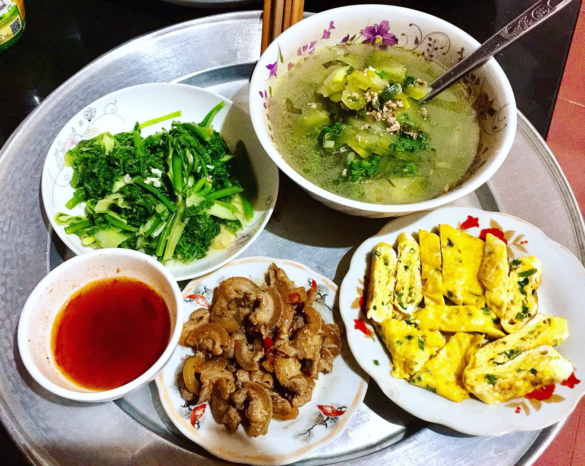 Thịt rang, trứng rán, canh bí nấu thịt băm một bữa ăn không thể ngon hơn.