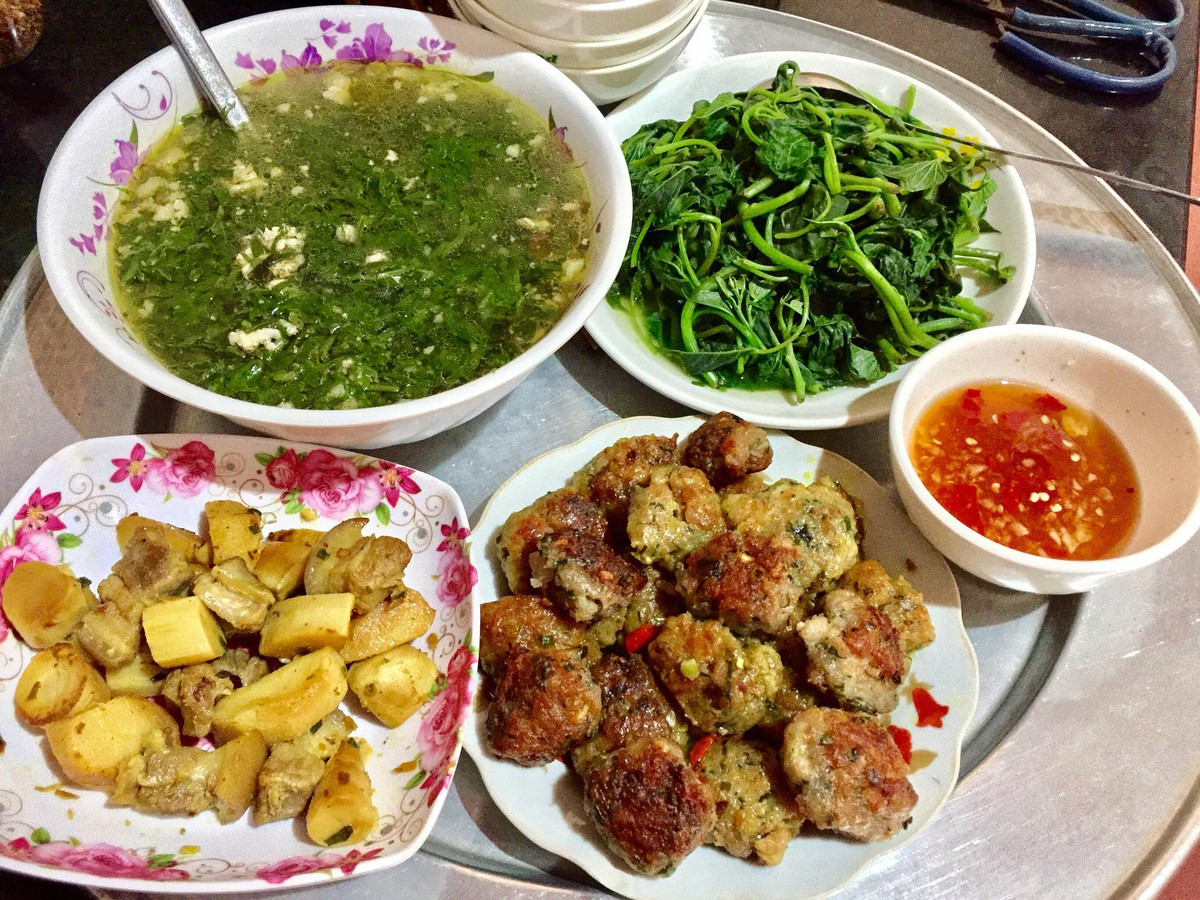 Tuy nhiên, bên cạnh đó cũng có một số ý kiến cho rằng việc nấu ăn tại nhà là điều đáng khích lệ nhưng cũng hãy đổi gió bằng những bữa ăn bên ngoài để cho những ông chồng hay người yêu có thể thoải mái.