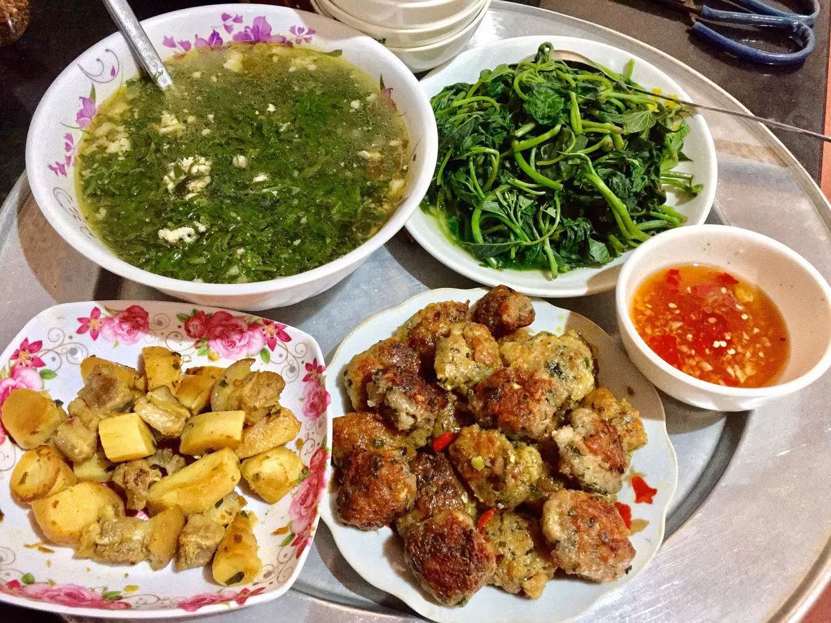 Tuy nhiên, bên cạnh đó cũng có một số ý kiến cho rằng việc nấu ăn tại nhà là điều đáng khích lệ nhưng cũng hãy đổi gió bằng những bữa ăn bên ngoài để cho những ông chồng hay người yêu có thể thoải mái.