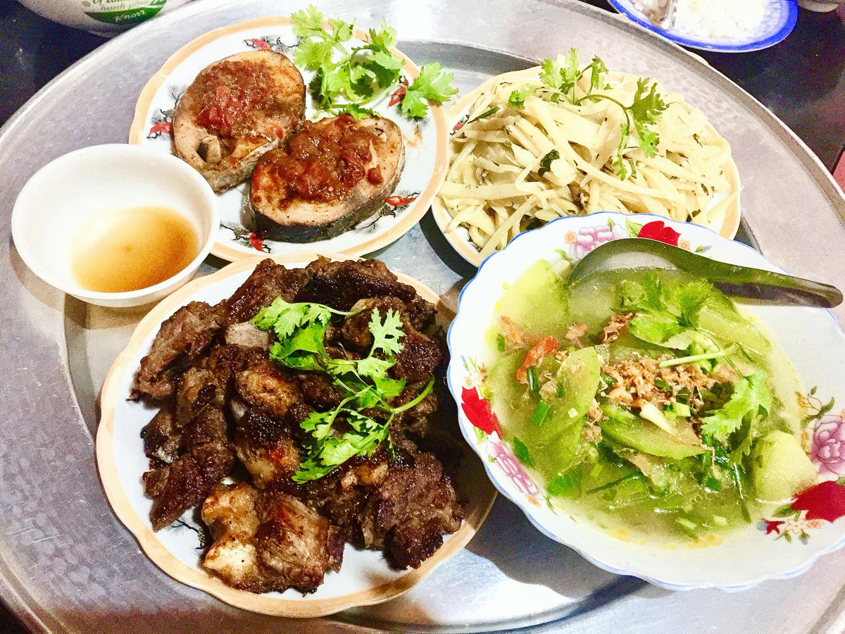 Bắt nguồn từ một bài viết của nickname Hà Hương chia sẻ trên MXH về mâm cơm nấu cho chồng mỗi buổi chiều đi làm về với dòng trạng thái: "Các mẹ ạ! chồng em bị thích những món em nấu và hầu như nhà em rất ít khi ra ngoài ăn. Liệu đây có phải cách giữ chồng thực sự hay nhất".