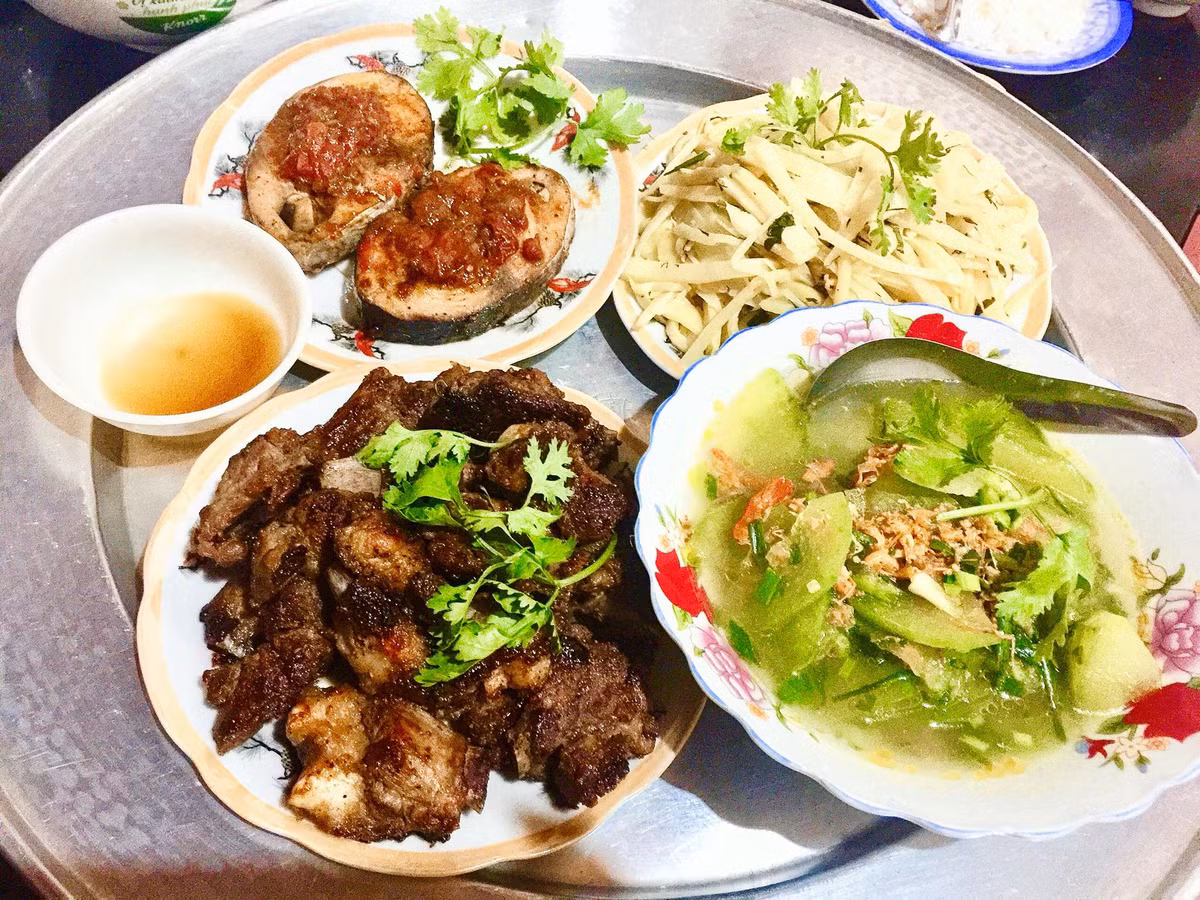 Bắt nguồn từ một bài viết của nickname Hà Hương chia sẻ trên MXH về mâm cơm nấu cho chồng mỗi buổi chiều đi làm về với dòng trạng thái: "Các mẹ ạ! chồng em bị thích những món em nấu và hầu như nhà em rất ít khi ra ngoài ăn. Liệu đây có phải cách giữ chồng thực sự hay nhất".