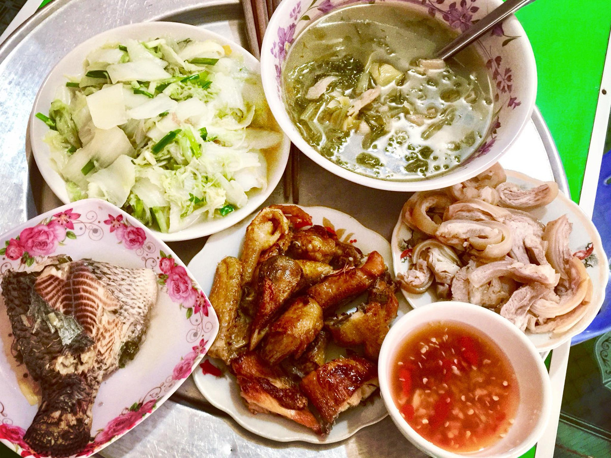 Cơm, canh, gà, cá đủ cả vậy còn việc gì mà các anh phải ra ngoài ăn.