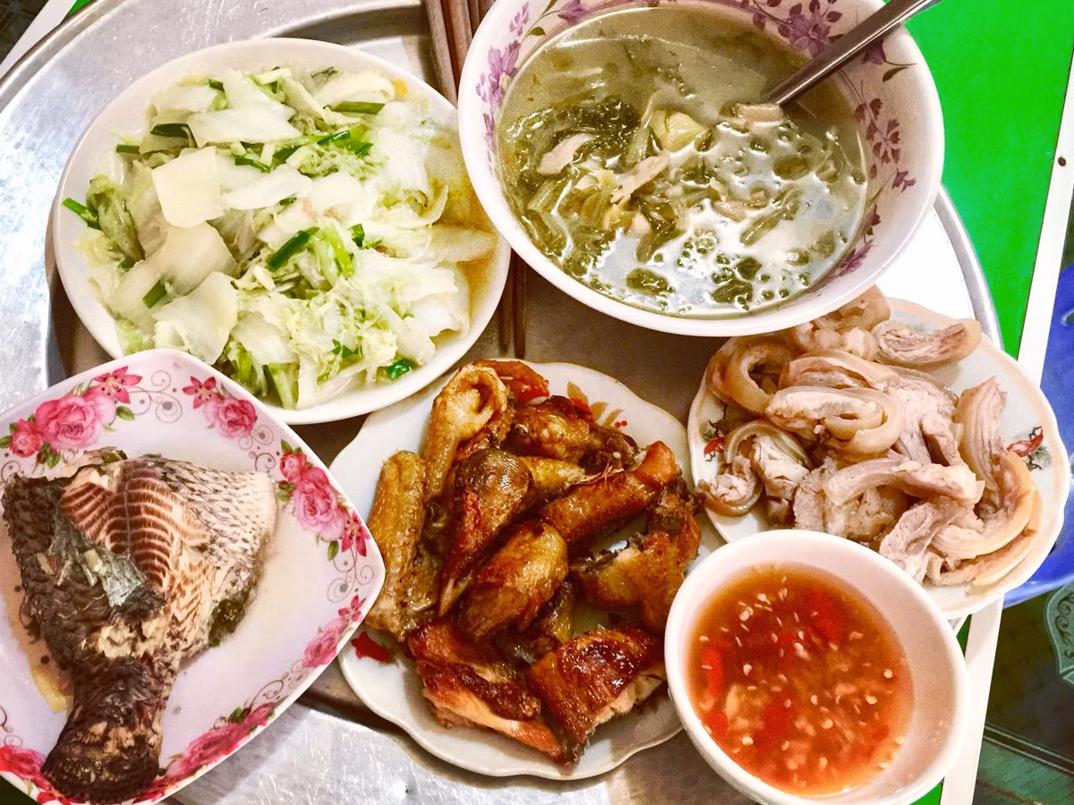 Cơm, canh, gà, cá đủ cả vậy còn việc gì mà các anh phải ra ngoài ăn.