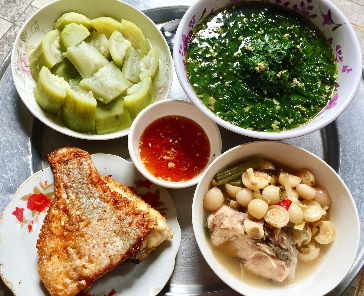 Bên cạnh những lời chia sẻ chân tình thì những mâm cơm được các chị em chuẩn bị cũng nhận được những lời khen về màu sắc cũng như sự tận tụy.