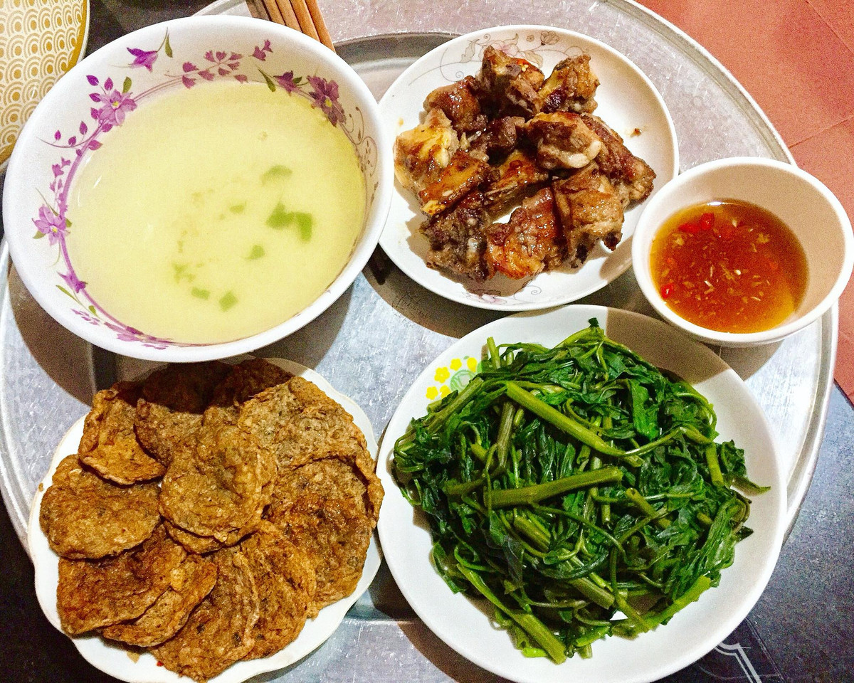 Sườn rán, rau muống luộc tuy đơn giản nhưng vẫn khiến cánh mày râu phải thích mê.