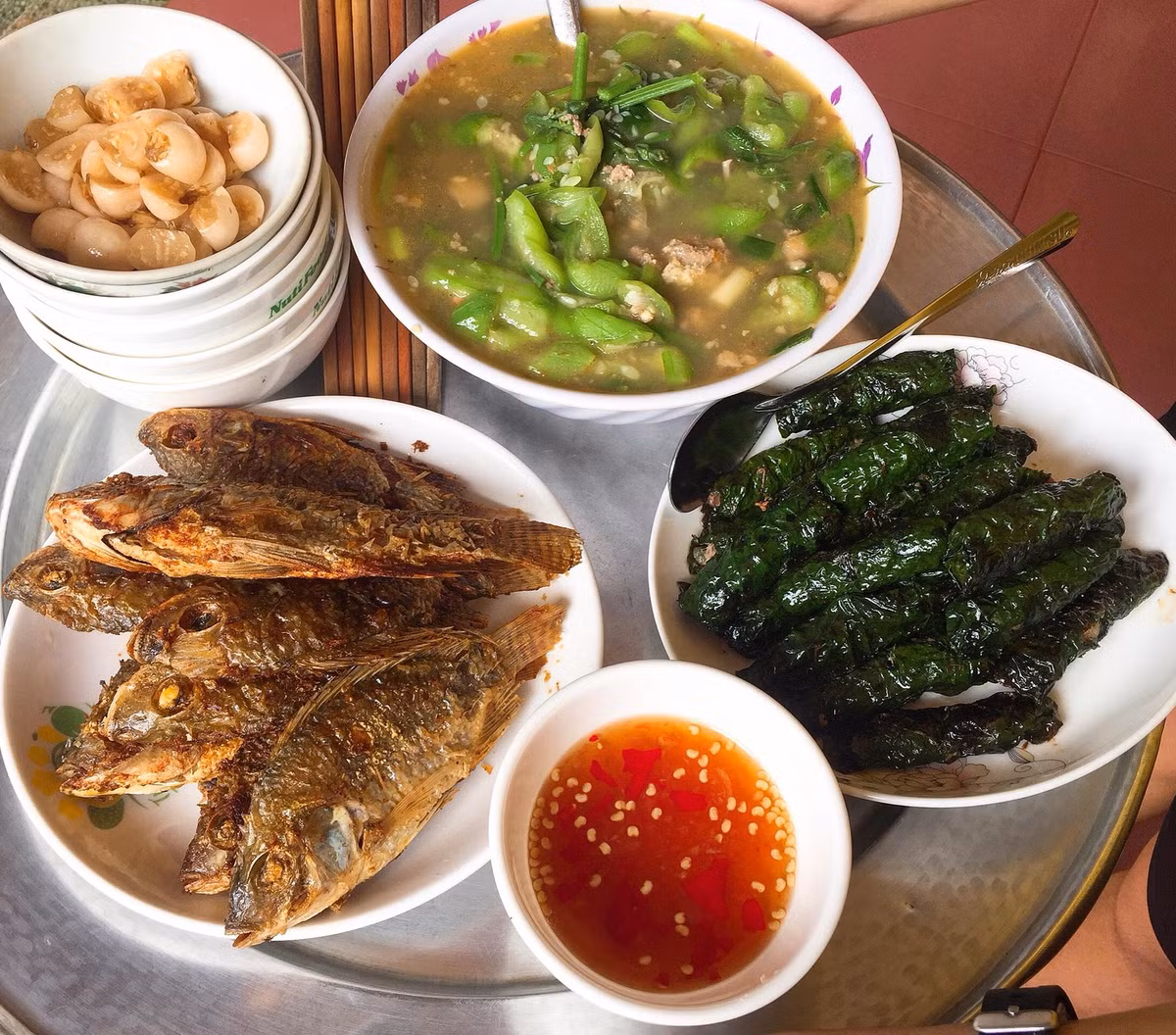 Bên cạnh việc khoe mâm cơm nấu để giữ chồng, các chị em đã phần đều cho rằng "Bữa ăn nhìn tuy đơn giản nhưng lại có sức mạnh vô cùng lớn tới hạnh phúc gia đình và ảnh hưởng đến việc giữ được chồng hay không rất lớn. Bởi một bữa ăn ngon khiến người đàn ông cảm nhận được sự quan tâm của vợ hoặc người yêu".