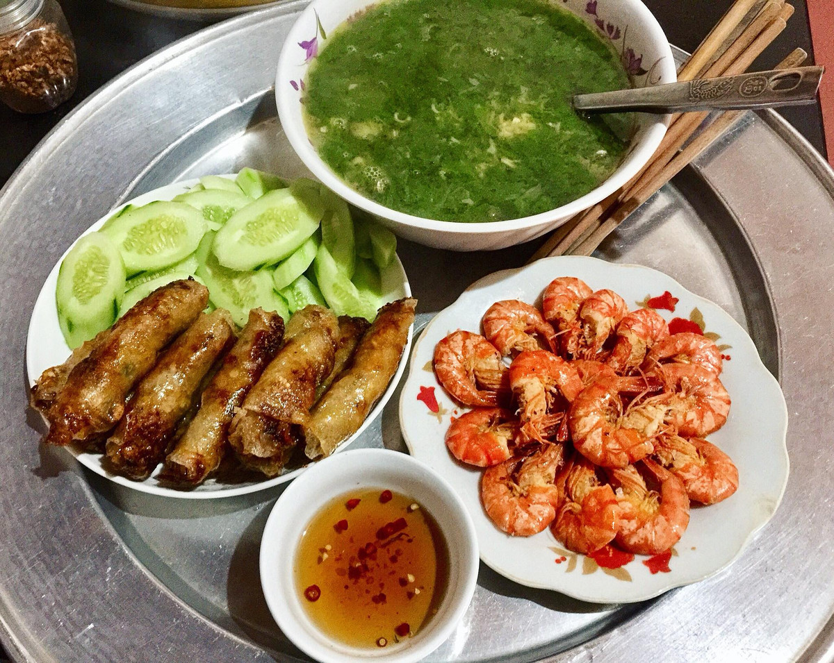 Một bữa ăn đầy đủ đạm, can-xi và chất xơ cho các anh em được chị em chuẩn bị và bày biện rất đẹp mắt.