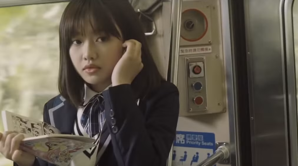 Sở hữu gương mặt bầu bĩnh ưa nhìn, đôi mắt to vô cùng dễ thương và đặc biệt là đôi môi dày "thời thượng", Phương Lan nhập vai những cô nàng nữ sinh cấp 3 theo phong cách Nhật Bản cực "hợp dơ".