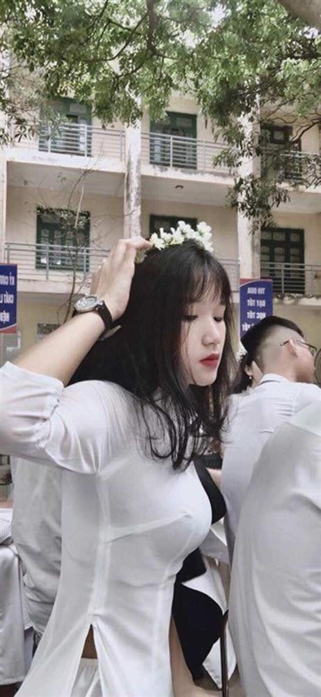 Theo chia sẻ của Kim Ánh, bức ảnh được dân mạng chia sẻ trên được chụp vào hôm trường nhập học và cho đến giờ, cô bạn còn chưa hết ngạc nhiên vì không nghĩ ảnh mình lại được nhiều người quan tâm đến vậy.